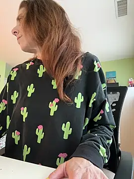 Raevyn Show in webcam