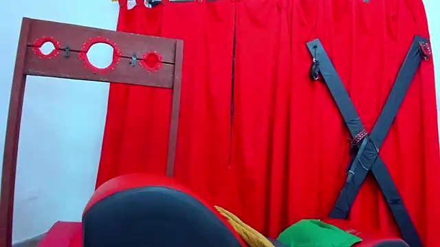 friends_lust_latin Show in webcam