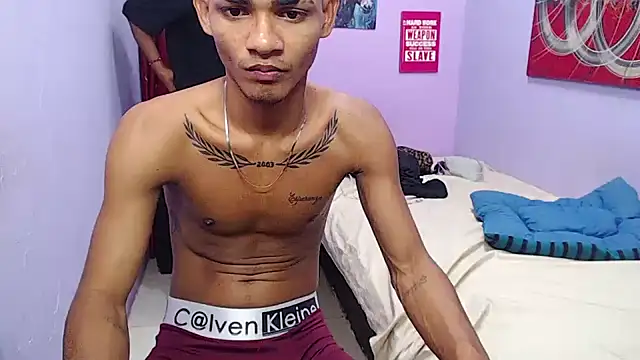 Pokazy przed kamerką – black_twinks