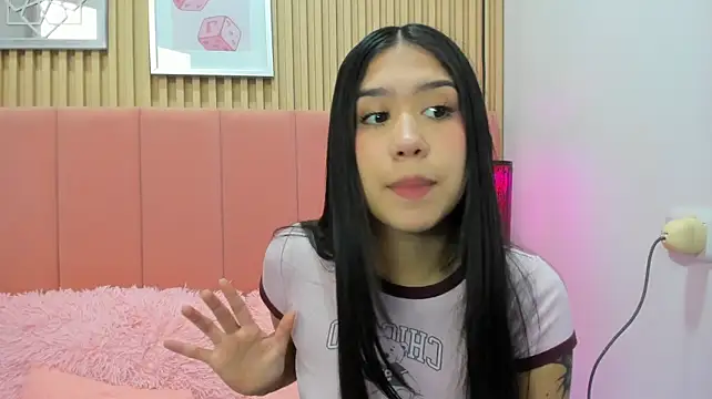 Hanna_Thorne Adlı Modelin Canlı XXX Sohbeti