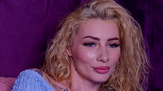 AngieShae Chat XXX in diretta