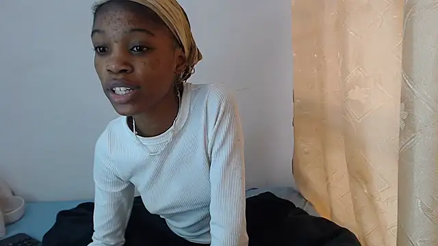 PetiteBarbie_05's Webcam Show