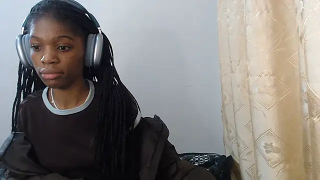 PetiteBarbie_05's Webcam Show