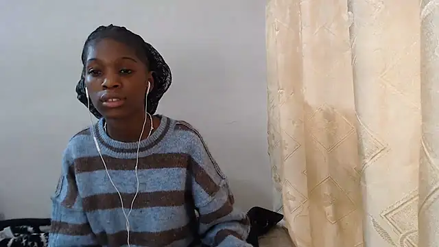 PetiteBarbie_05's Webcam Show