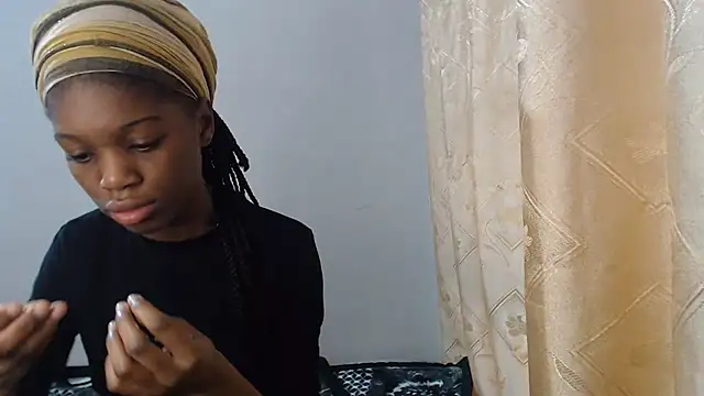 PetiteBarbie_05's Webcam Show