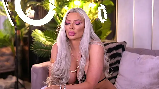 BlancheLuxe's Live Sex Cam Show