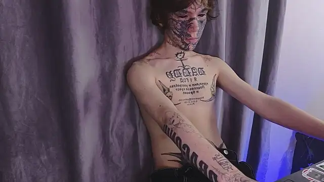 Pokazy przed kamerką – Emo___boy