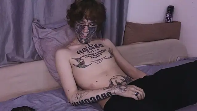 Pokazy przed kamerką – Emo___boy