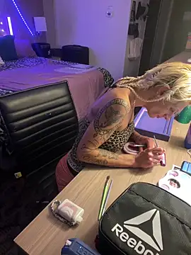 blonDDbombsheLL99 Live XXX Chat