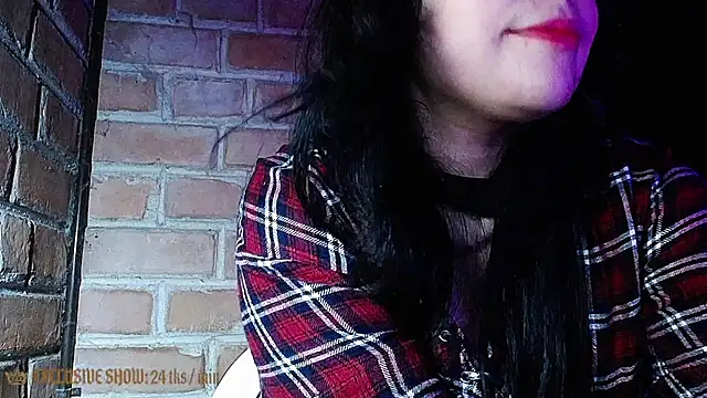 DarkRoseUwU: διαδικτυακό σόου στην κάμερα