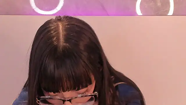 צ'אט XXX בשידור חי של EmiliaBell_