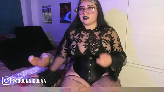 LarissaHell's Live Chat Room