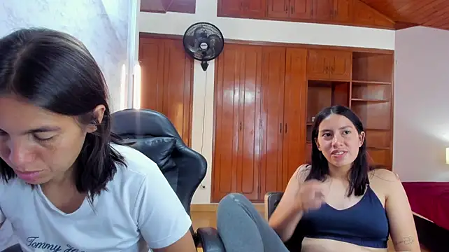 Soffy_and_Emily's Live XXX Chat