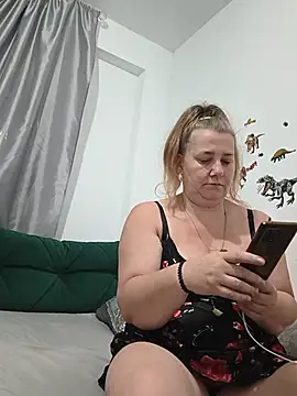 JuliaBestX: διαδικτυακό σόου στην κάμερα
