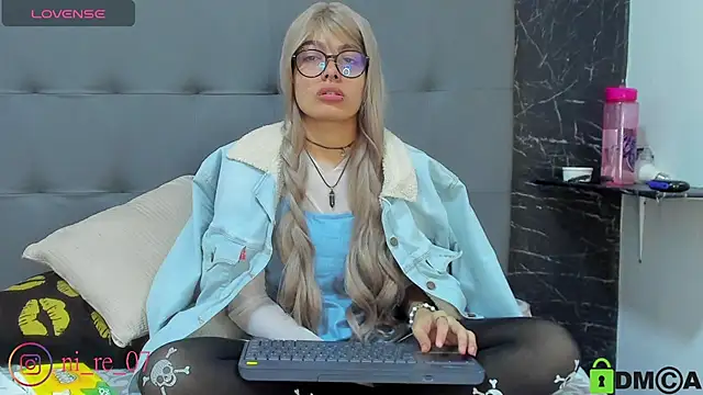 Nico_Blaze22 Show in webcam