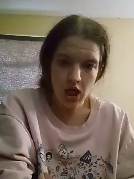 הופעת וובקאם של Freakydeafgirl