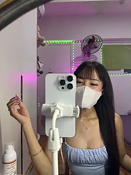 Lov3lily 即時 XXX 聊天