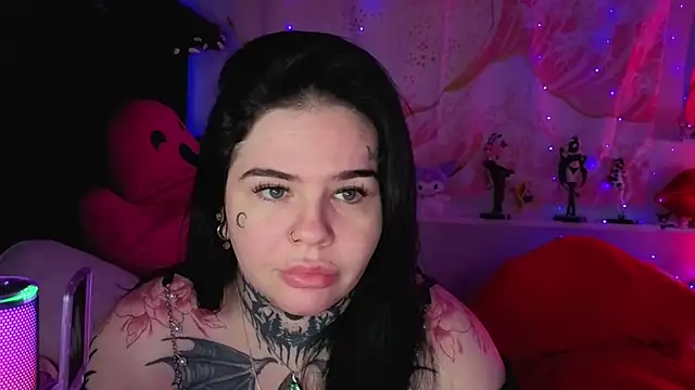 Pokazy przed kamerką – BigBootyHolly
