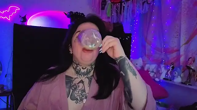 Pokazy przed kamerką – BigBootyHolly