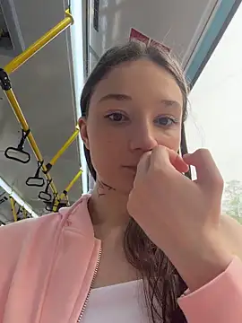 Chat XXX en directo de hiding-mila