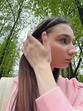 hiding-mila webcam show