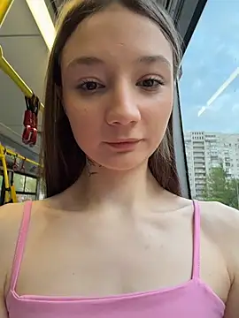 hiding-mila Show in webcam