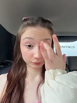 Show modela hiding-mila na web-kameri