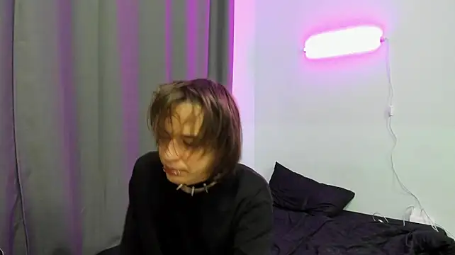Show modela Nolan_Sagee na web-kameri