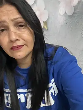 simmy14321 Adlı Modelin Canlı XXX Sohbeti