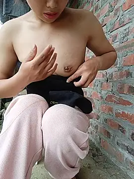 HeresThuy22 Show Webcam