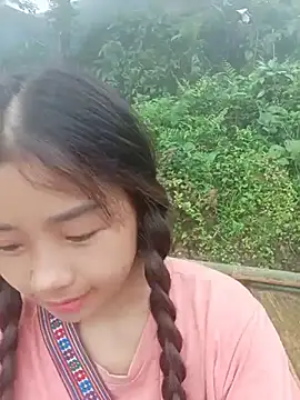 HeresThuy22 Show Webcam