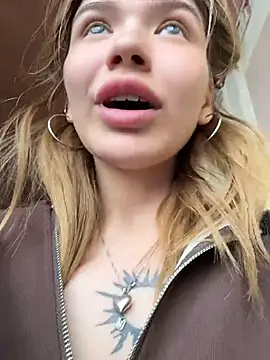 FlashTitsRoyal webcam show