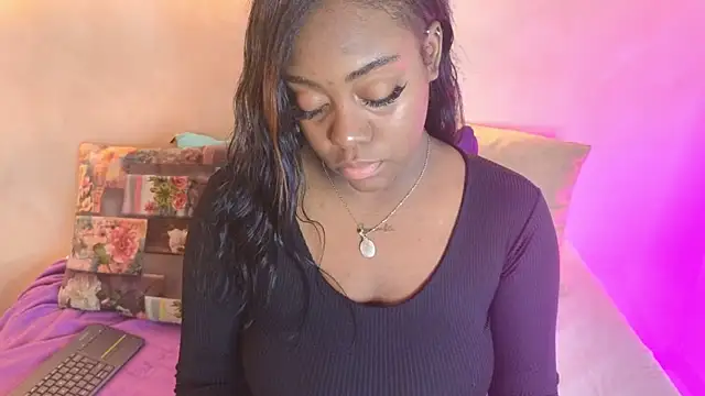EbonyRose__ Adlı Modelin Canlı XXX Sohbeti