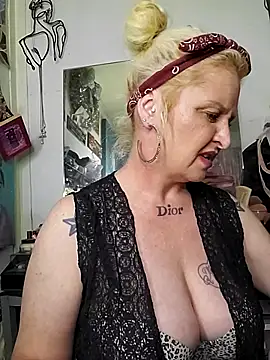 NutNmyGUTdaddy Show in webcam