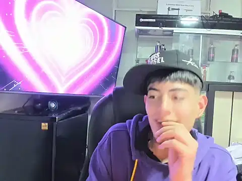 andylol330 Show in webcam