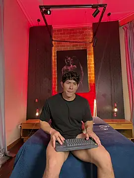 GrayAndrews Show in webcam