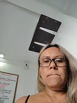 LilithBoneth élő chatszobája