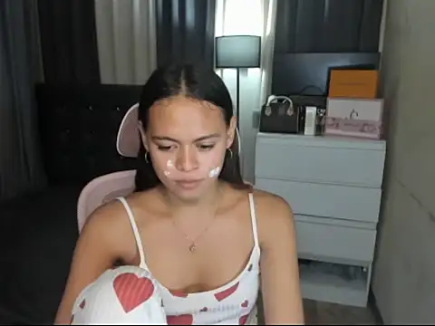 XTsUncutMargauxX Webcamshow