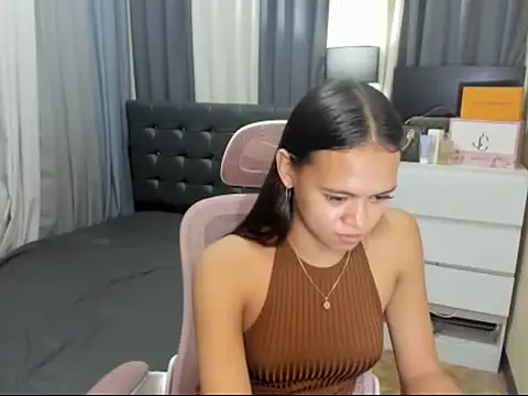 Show modela XTsUncutMargauxX na web-kameri