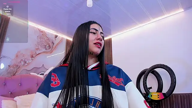 Kiara_tay Show in webcam