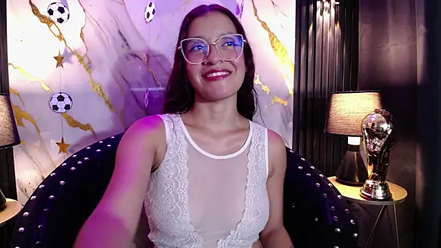 BrianaGaging's Live XXX Chat