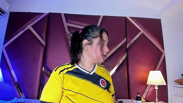 SelenaBloom Adlı Modelin Canlı XXX Sohbeti