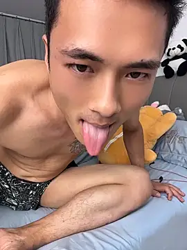 Show modela AAA-888 na web-kameri
