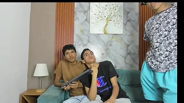 THREE_BLACK Webcam-Show