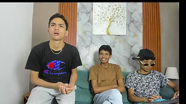 THREE_BLACK Webcam-Show