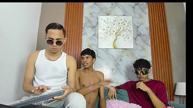 THREE_BLACKn Webbikameraesitys
