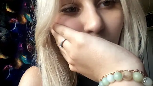 Nelly_Gilbertn Webbikameraesitys
