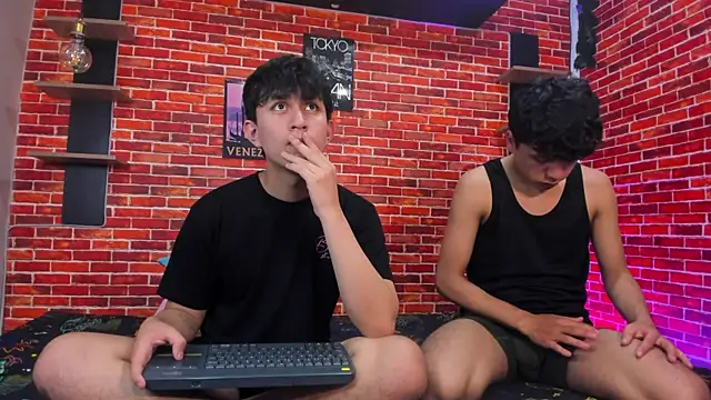 Hoot_boyss_ Chat XXX live