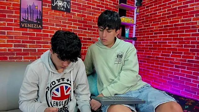 Hoot_boyss_ webcam show