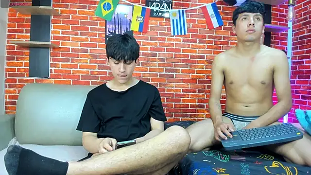 Show modela Hoot_boyss_ na web-kameri